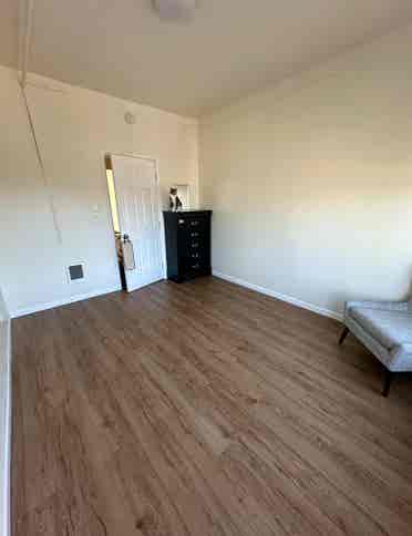 1 room for rent in east oakland!