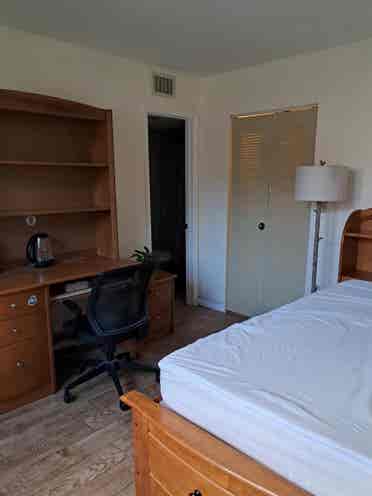Master Bedroom Near FIU & Groceries