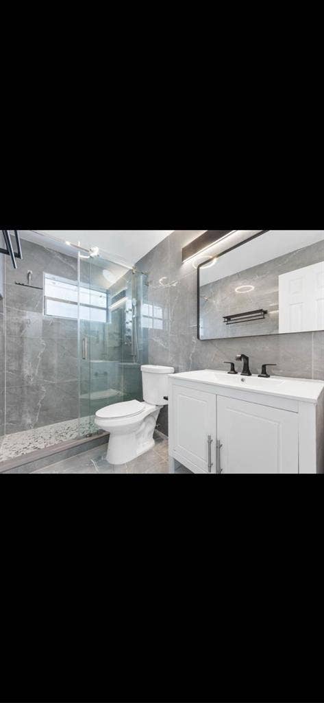 Looking for roommates (fm )
