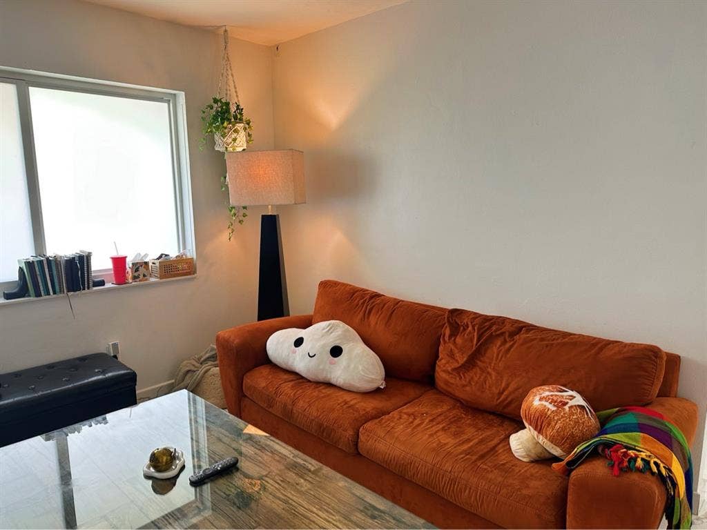 ROOM FOR RENT- Flagami area