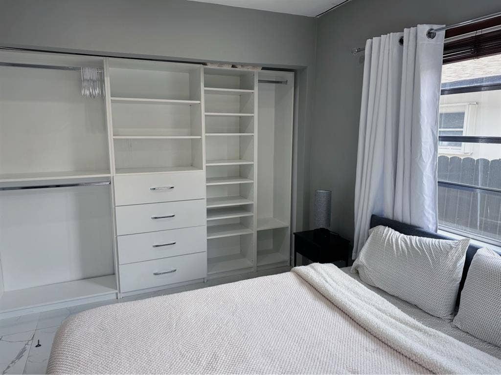 ROOM FOR RENT- Flagami area