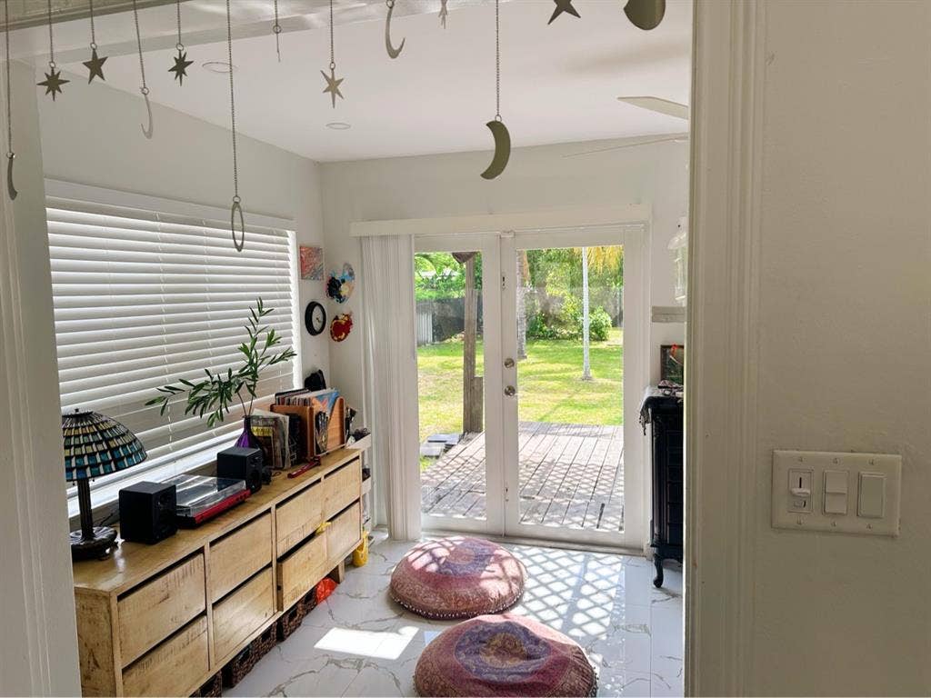 ROOM FOR RENT- Flagami area