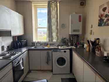 A cozy bright room in Dundee.