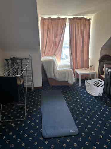 A cozy bright room in Dundee.