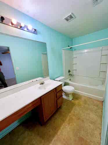 Sunlit Master w/ Private Bath tub!