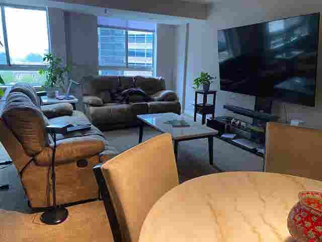Available room w private bathroom