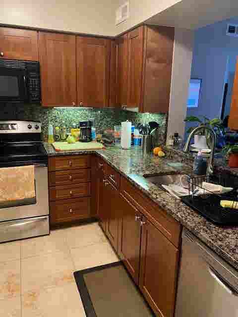 Available room w private bathroom