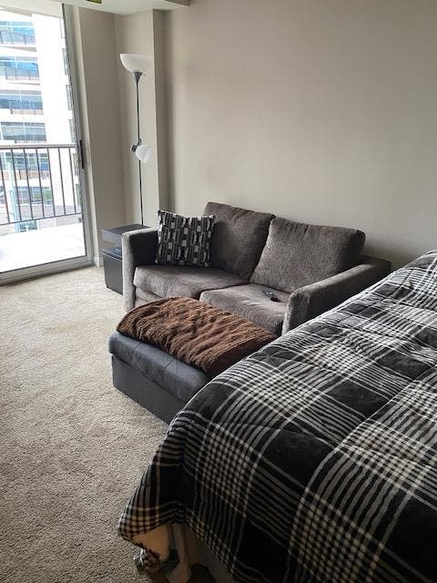 Available room w private bathroom