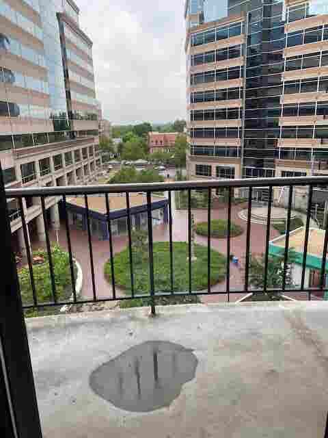 Available room w private bathroom
