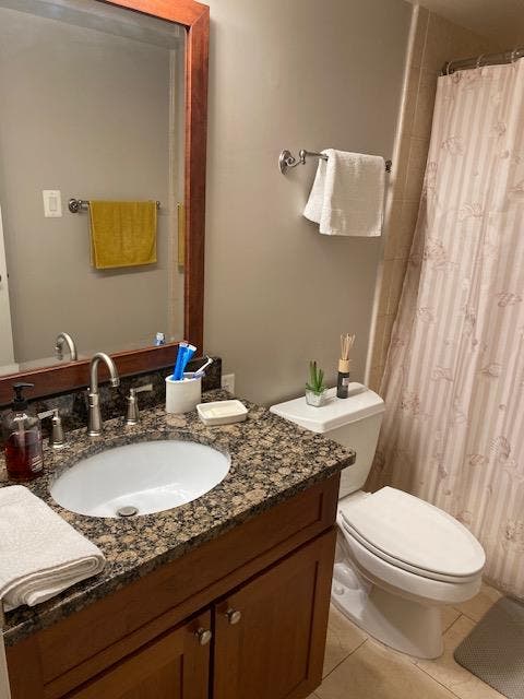 Available room w private bathroom