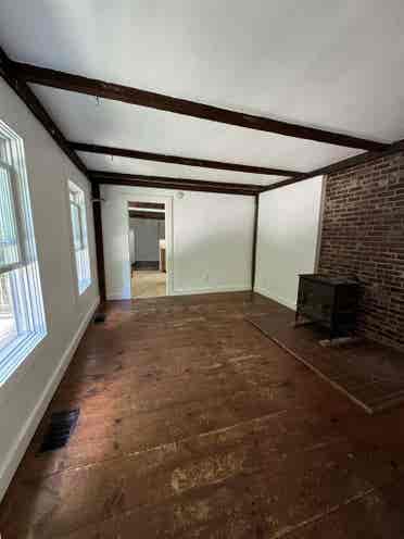 4BR Farmhouse w/ Utilities Incl.