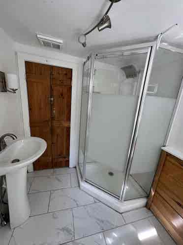 4BR Farmhouse w/ Utilities Incl.