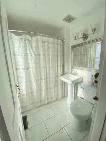 4BR Farmhouse w/ Utilities Incl.