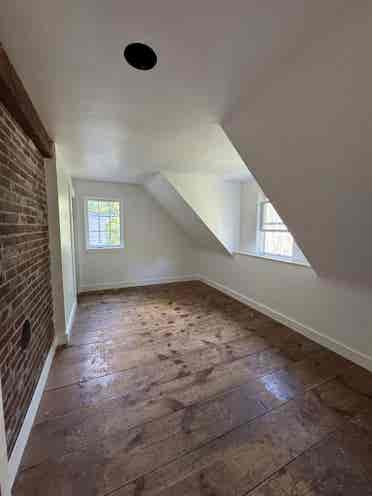 4BR Farmhouse w/ Utilities Incl.