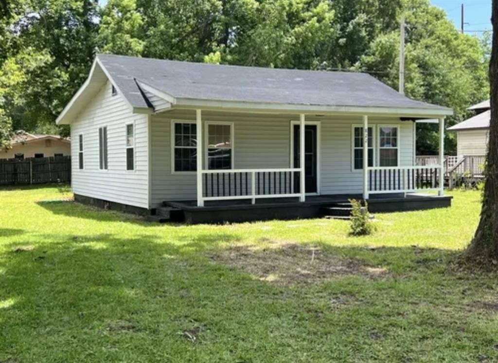 Large backyard 3 bedroom house