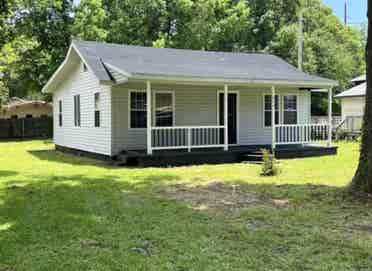 Large backyard 3 bedroom house