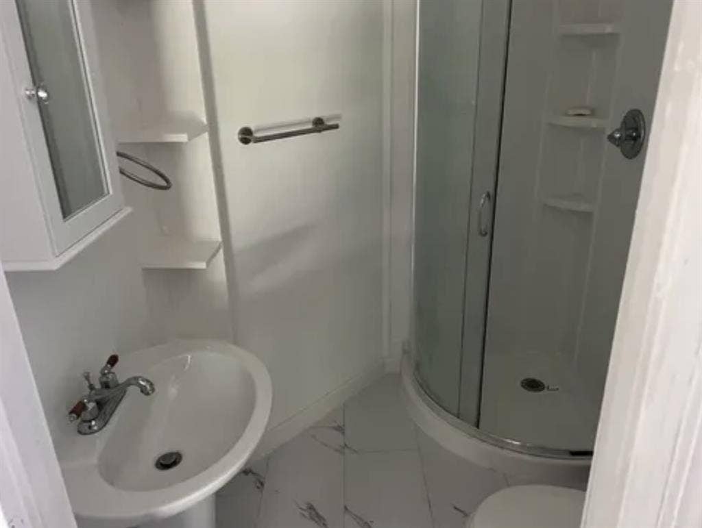 Large backyard 3 bedroom house