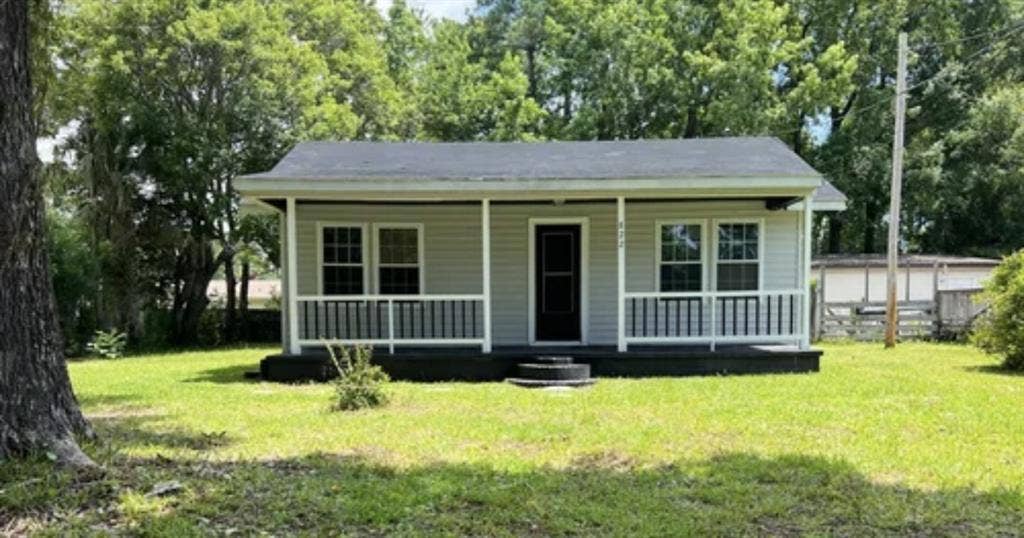 Large backyard 3 bedroom house
