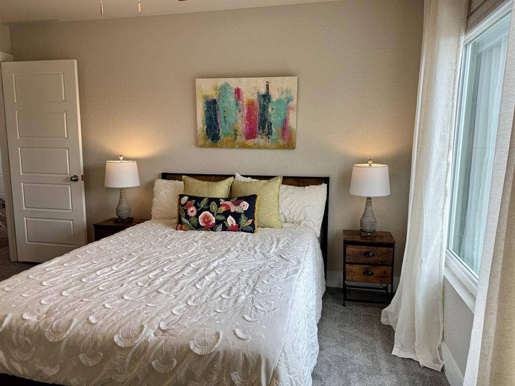 FURNISHED ROOMS w/In-Room Baths