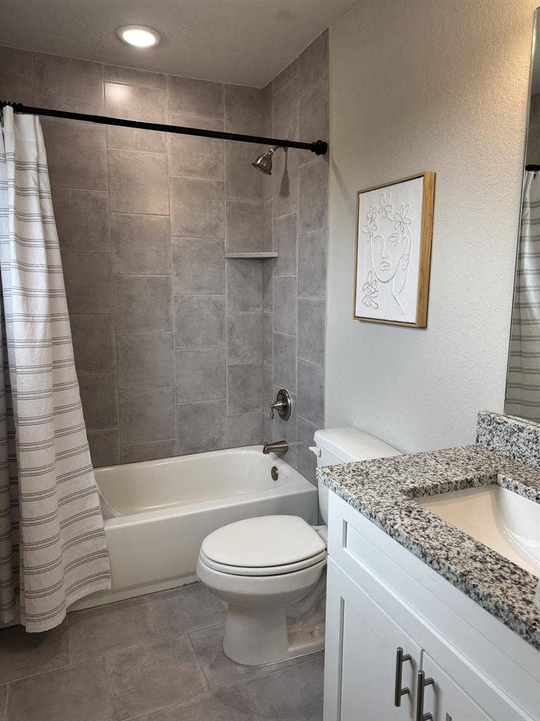 FURNISHED ROOMS w/In-Room Baths