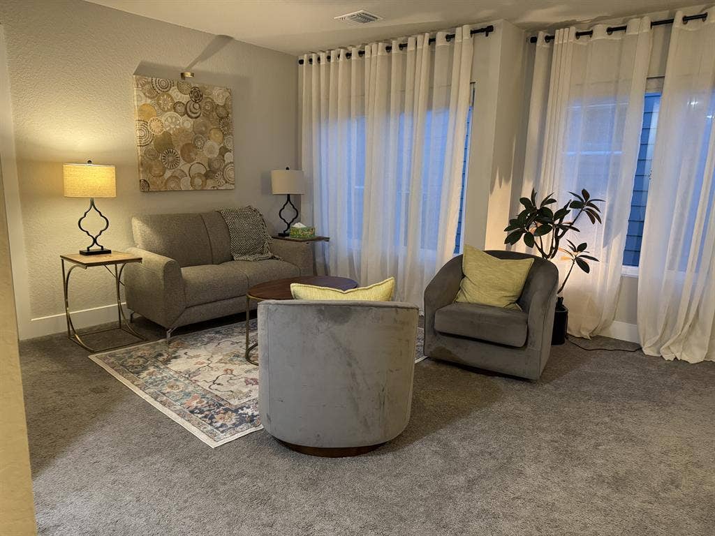 FURNISHED ROOMS w/In-Room Baths