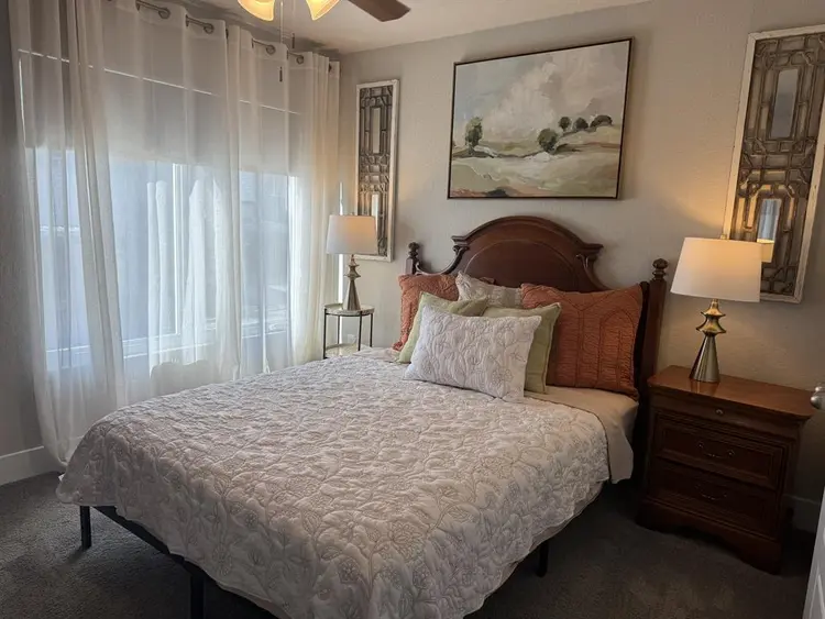 FURNISHED ROOMS w/In-Room Baths