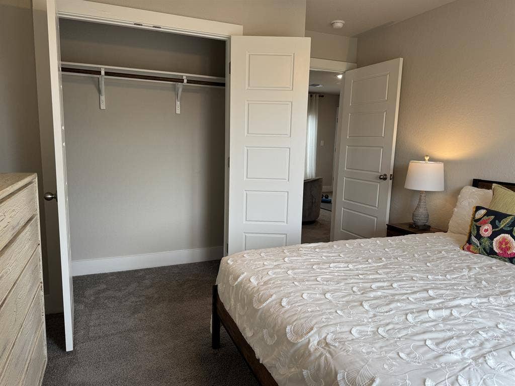 FURNISHED ROOMS w/In-Room Baths