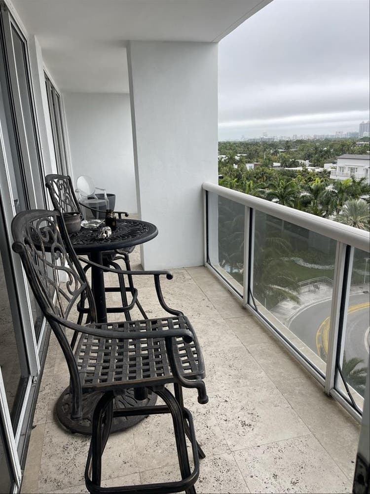 Female roommate needed  South Beach