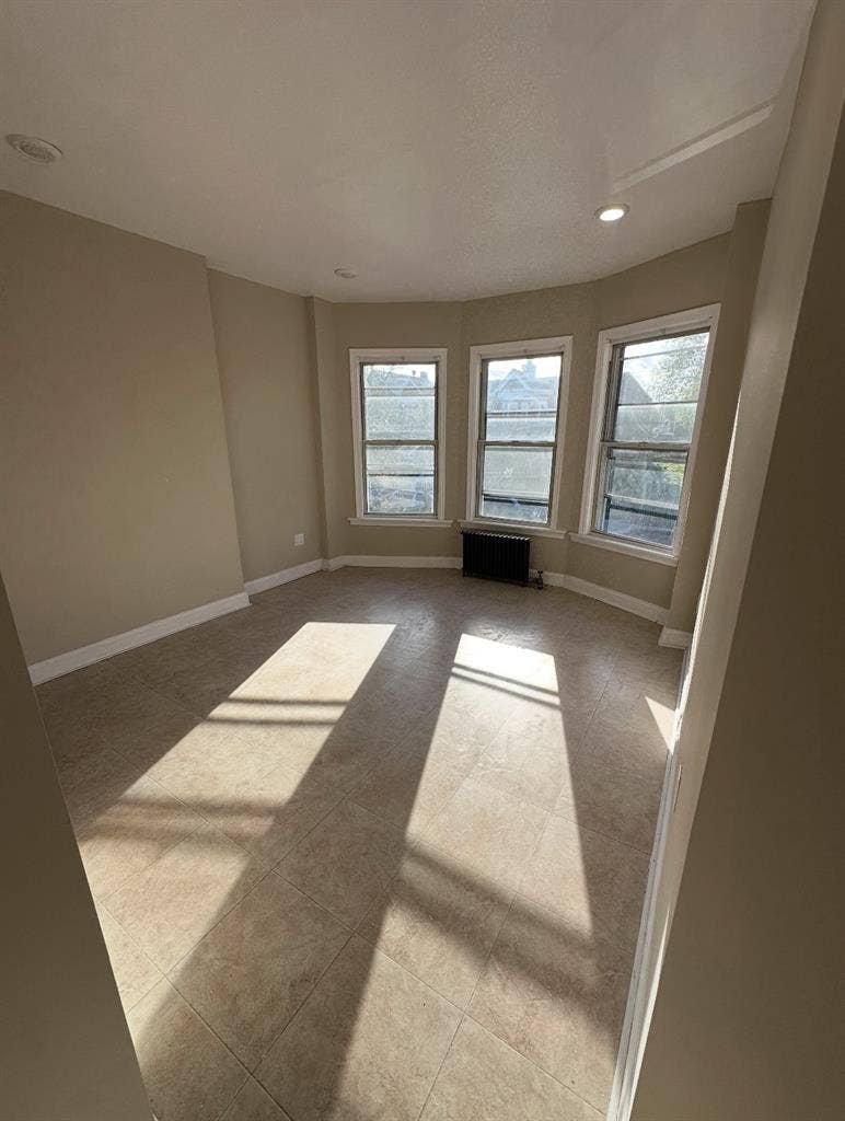 Spacious clean
rooms for rent