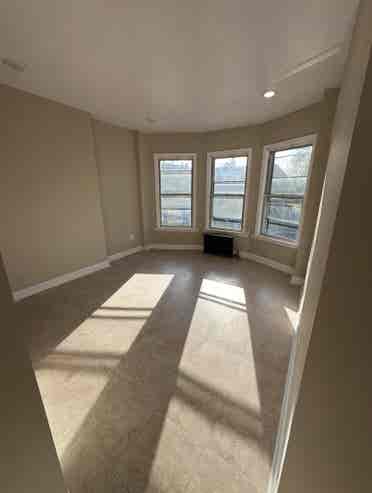 Spacious clean 
rooms for rent
