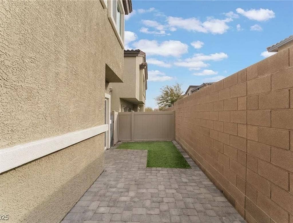Room in lovely 2 story townhouse