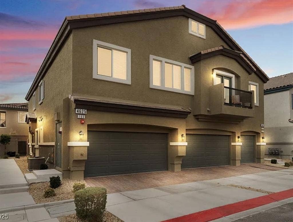 Room in lovely 2 story townhouse
