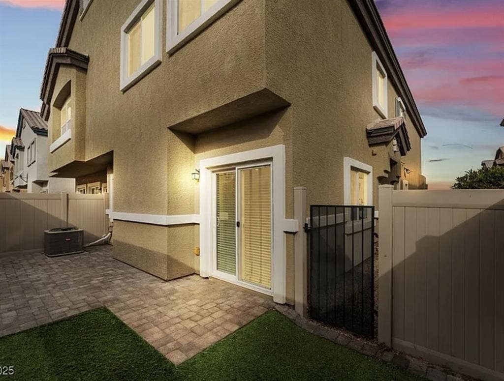 Room in lovely 2 story townhouse