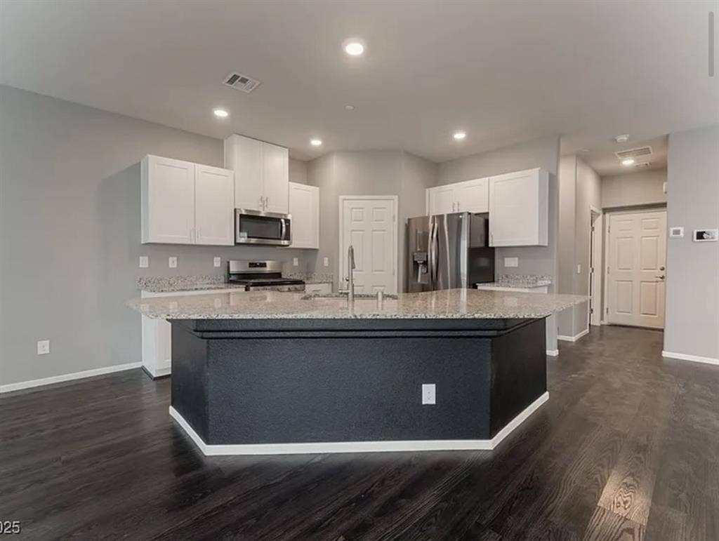 Room in lovely 2 story townhouse