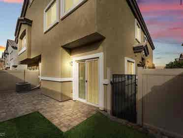Room in lovely 2 story townhouse