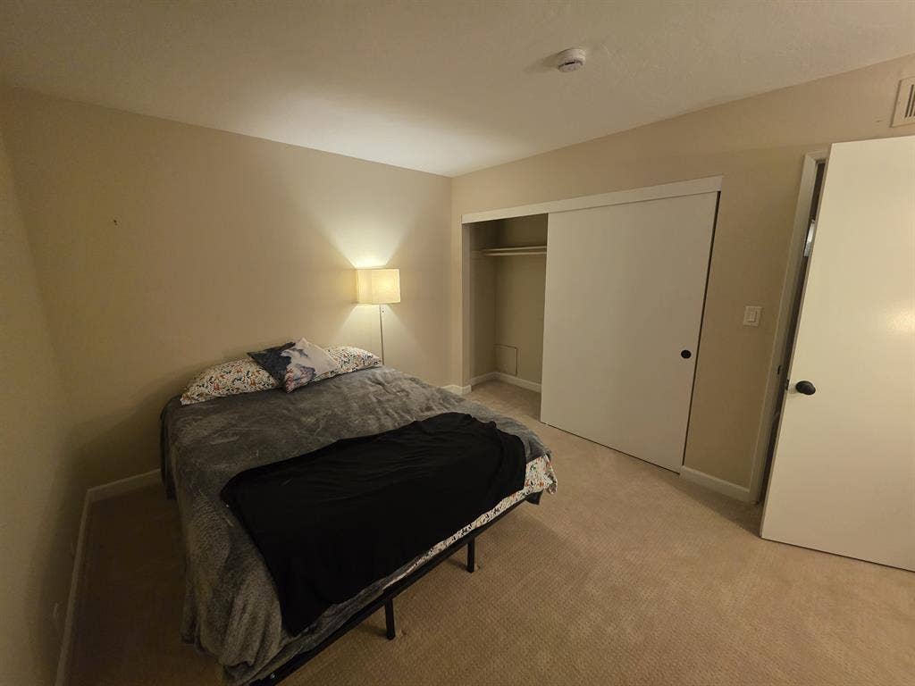 Bedroom w/ full bath
