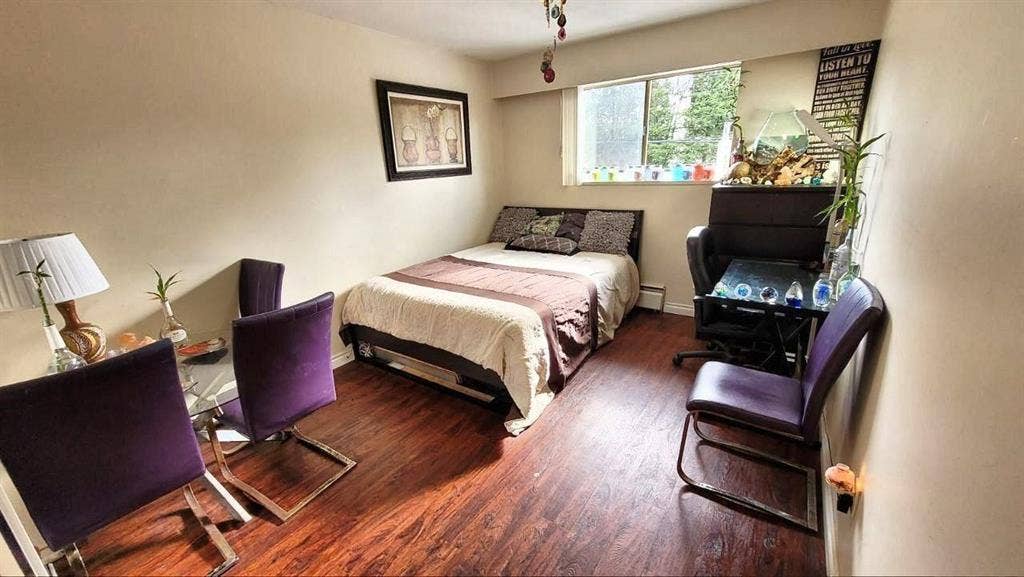 Large furnished room in dream house