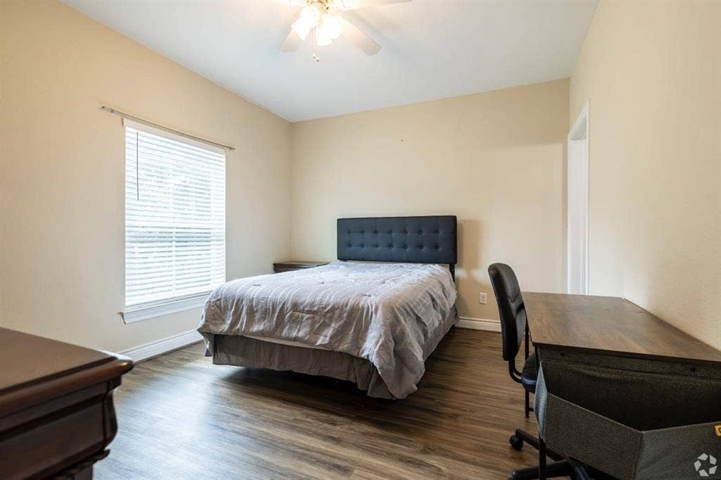 2 bedroom apartment roommate