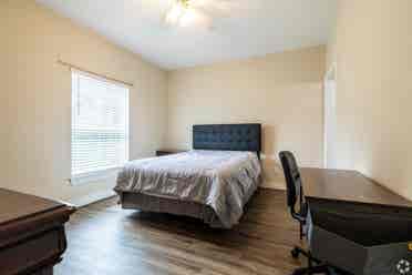 2 bedroom apartment roommate