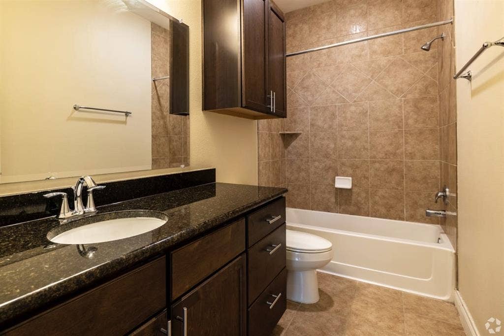2 bedroom apartment roommate