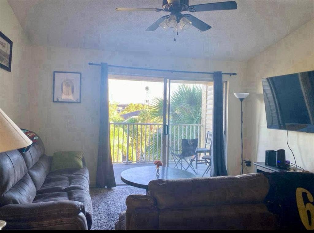 1 room left walk in in closet