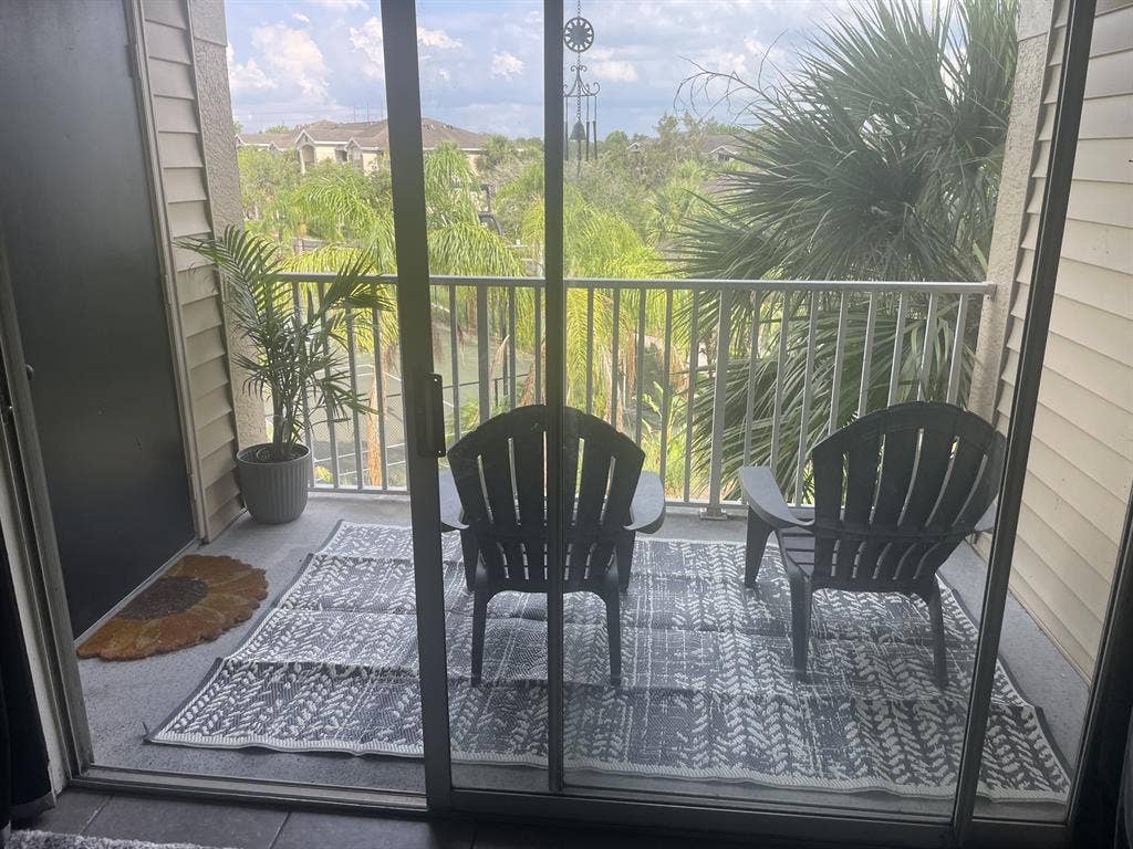 1 room left walk in in closet