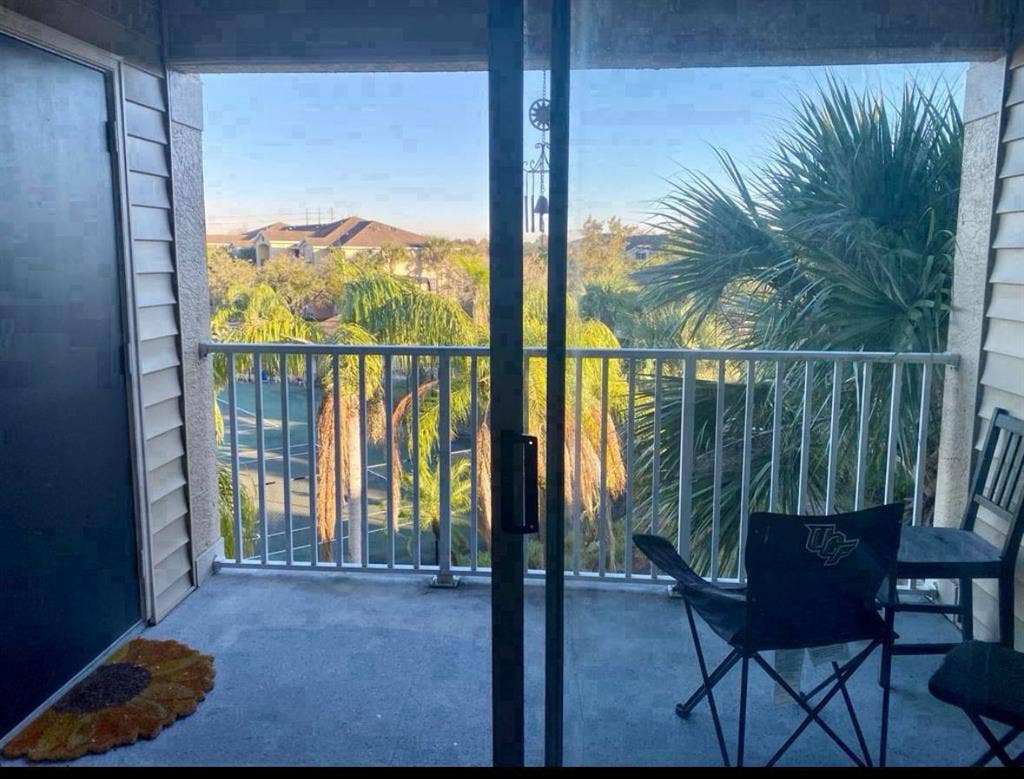 1 room left walk in in closet