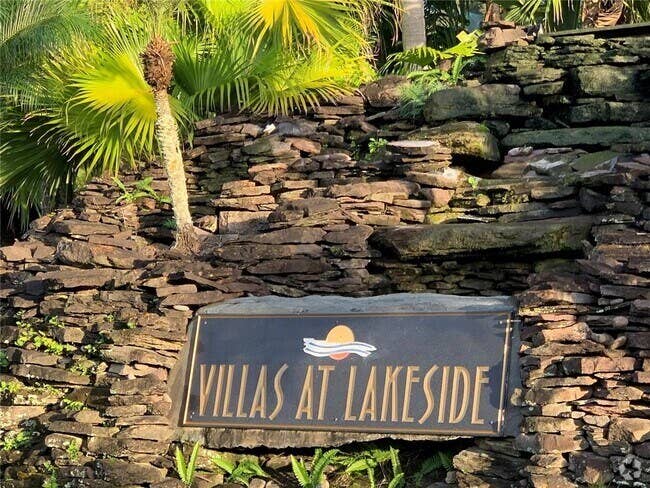 1 room left walk in in closet