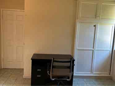 Room for rent/ Cuarto en renta