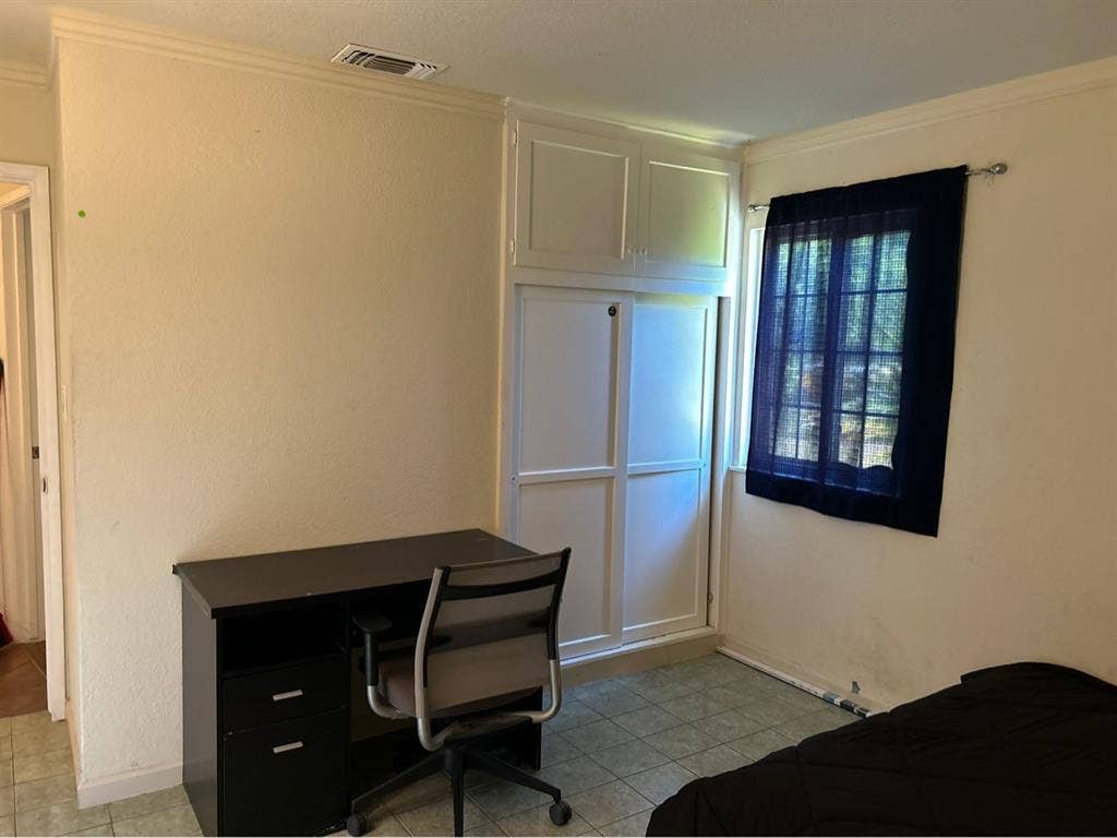 Room for rent/ Cuarto en renta