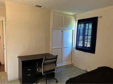 Room for rent/ Cuarto en renta