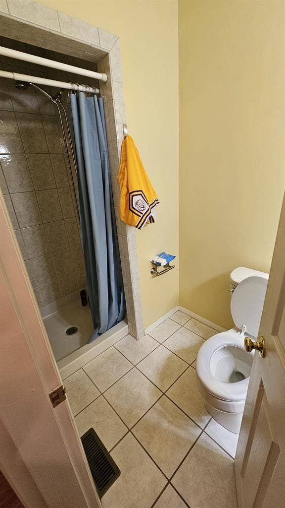 Master bedroom (private bathroom)