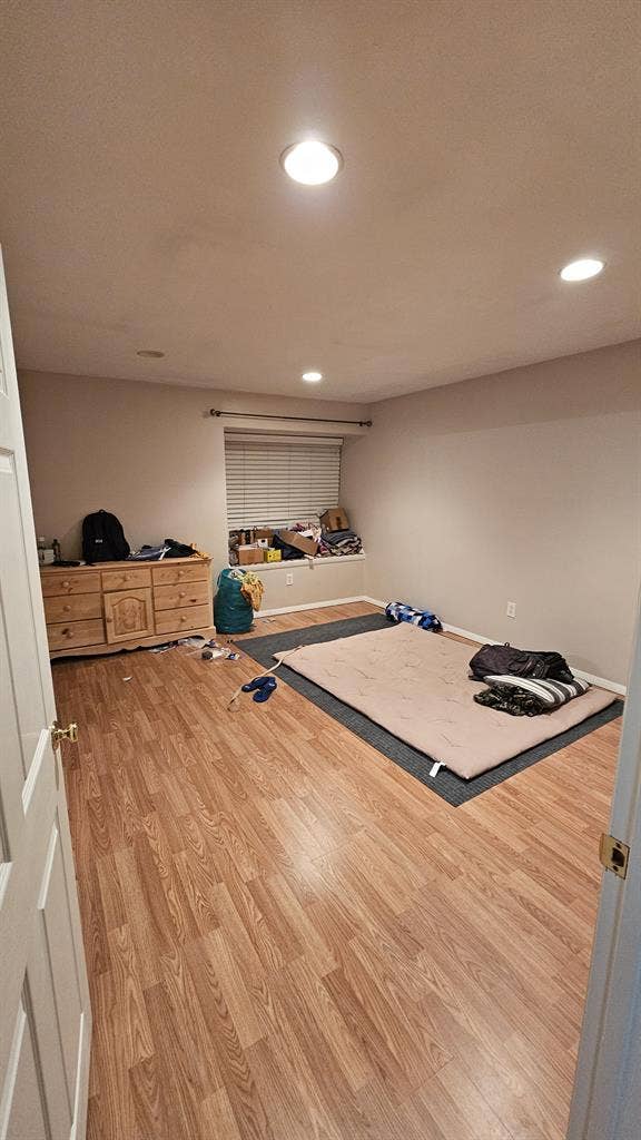 Master bedroom (private bathroom)