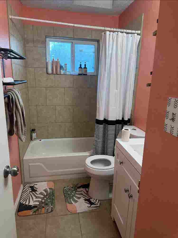 Unfurnished room in house
